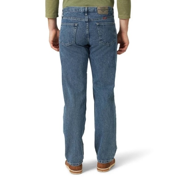 Wrangler Men’s Relaxed Fit Medium to Dark Wash Jeans Size 44x34 - Picture 1 of 8